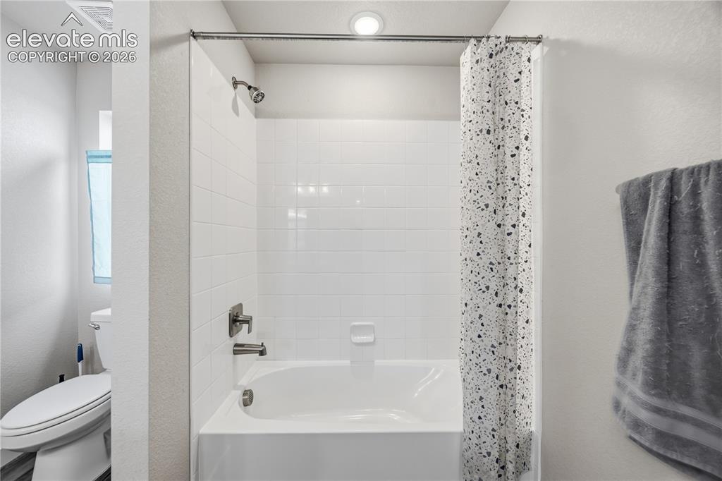 Image 32 of 45: Tiled tub/shower in the upper level Hall Bathroom.