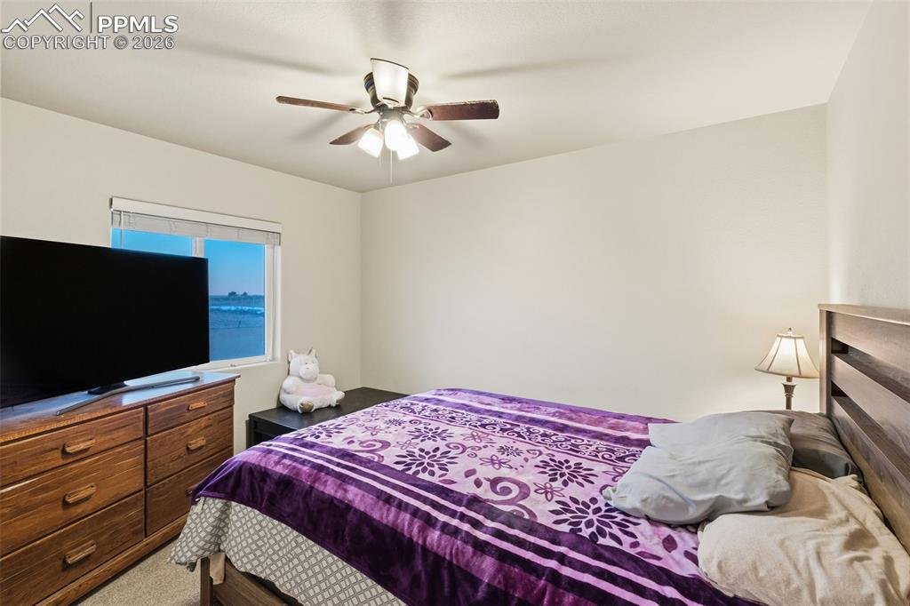 Image 18 of 27: Bedroom