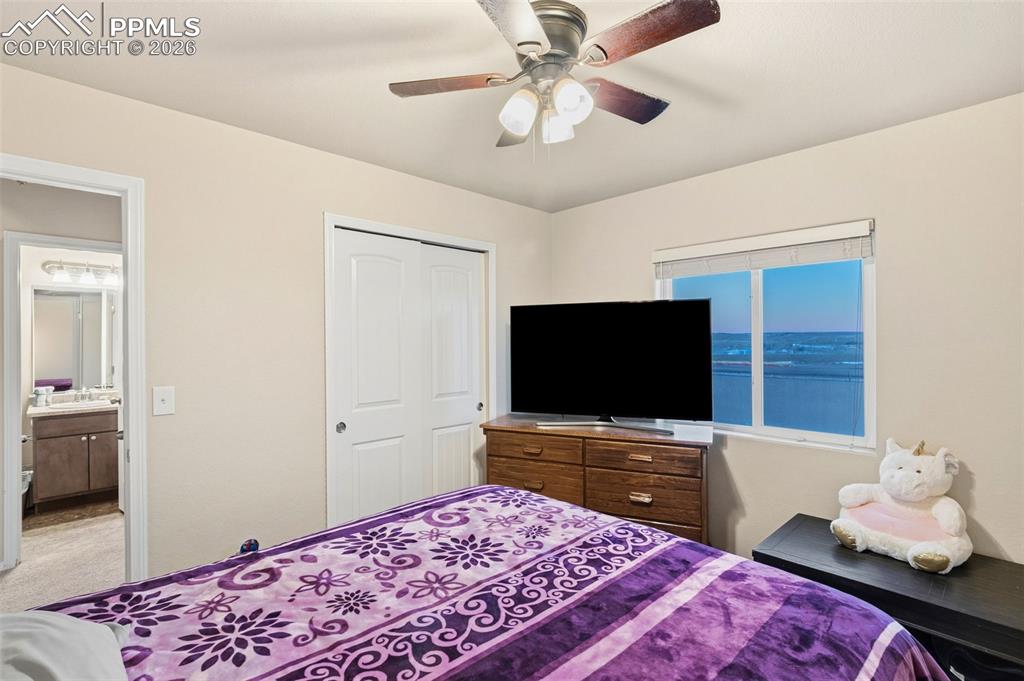 Image 19 of 27: Bedroom