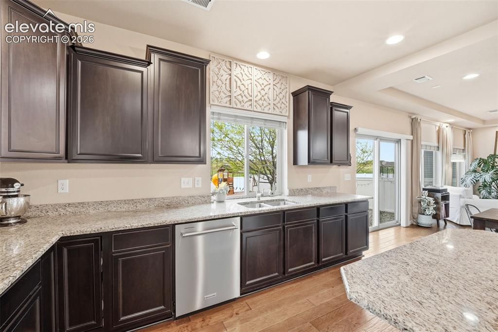 Image 15 of 50: Kitchen
