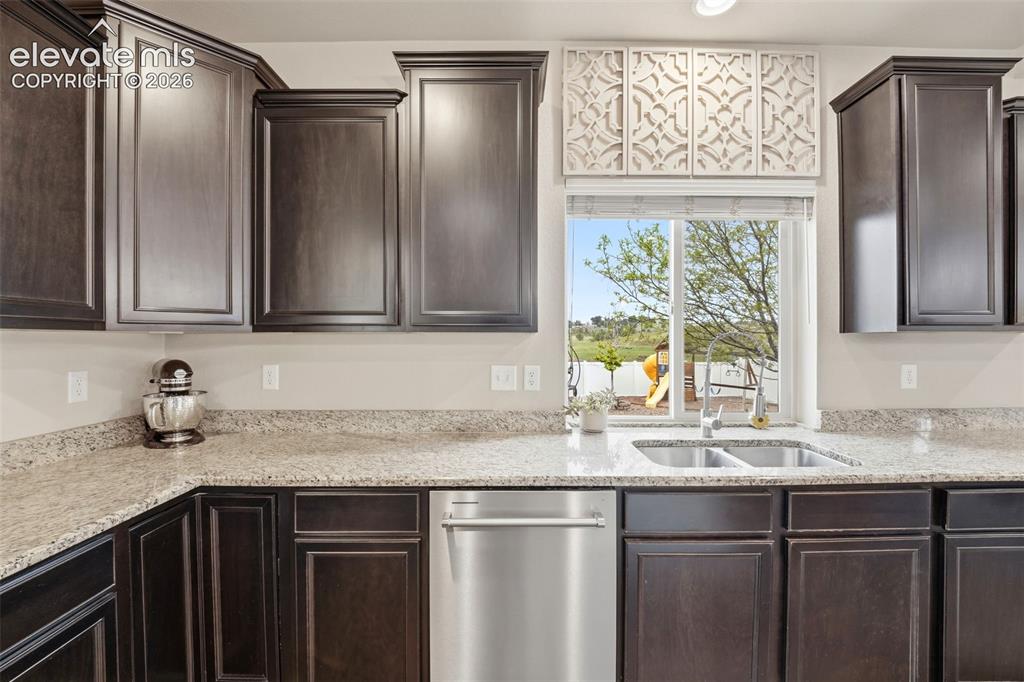 Image 16 of 50: Kitchen
