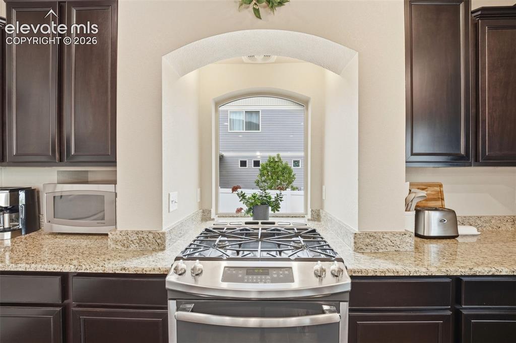 Image 18 of 50: Kitchen
