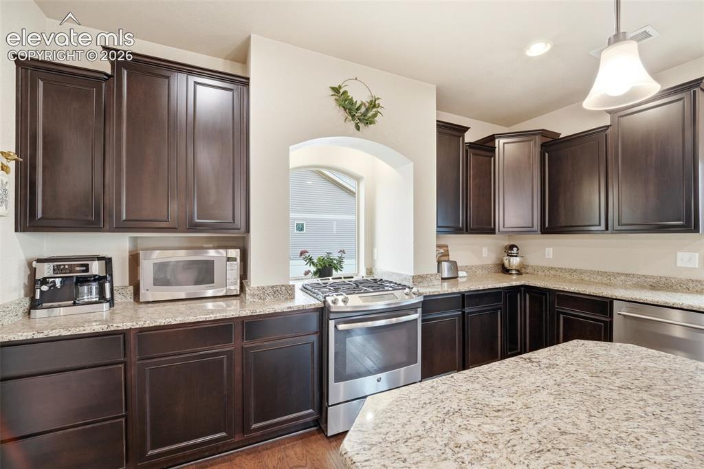 Image 19 of 50: Kitchen