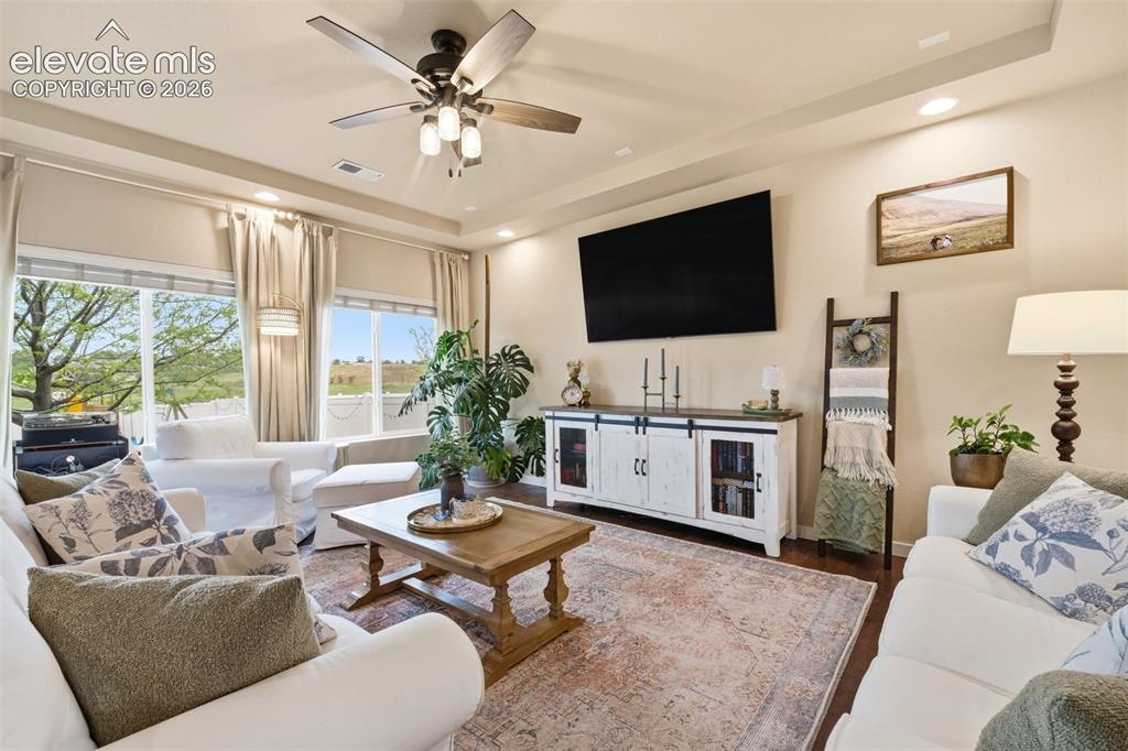 Image 8 of 50: Living Room