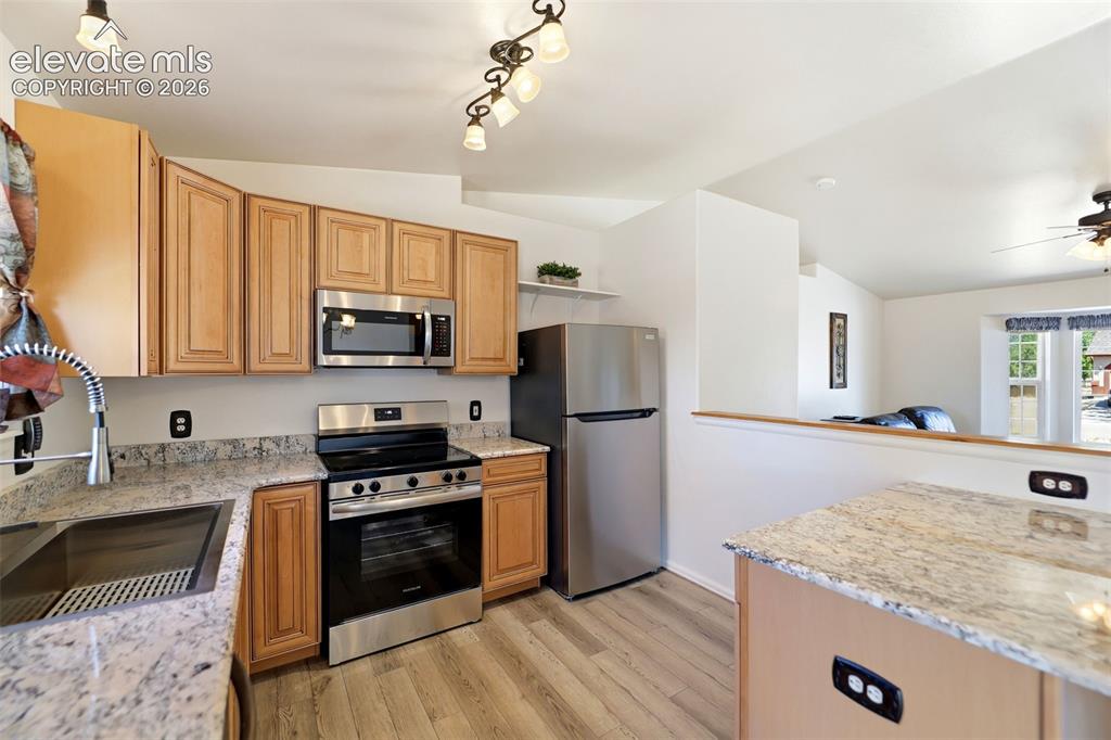 Image 10 of 46: Kitchen