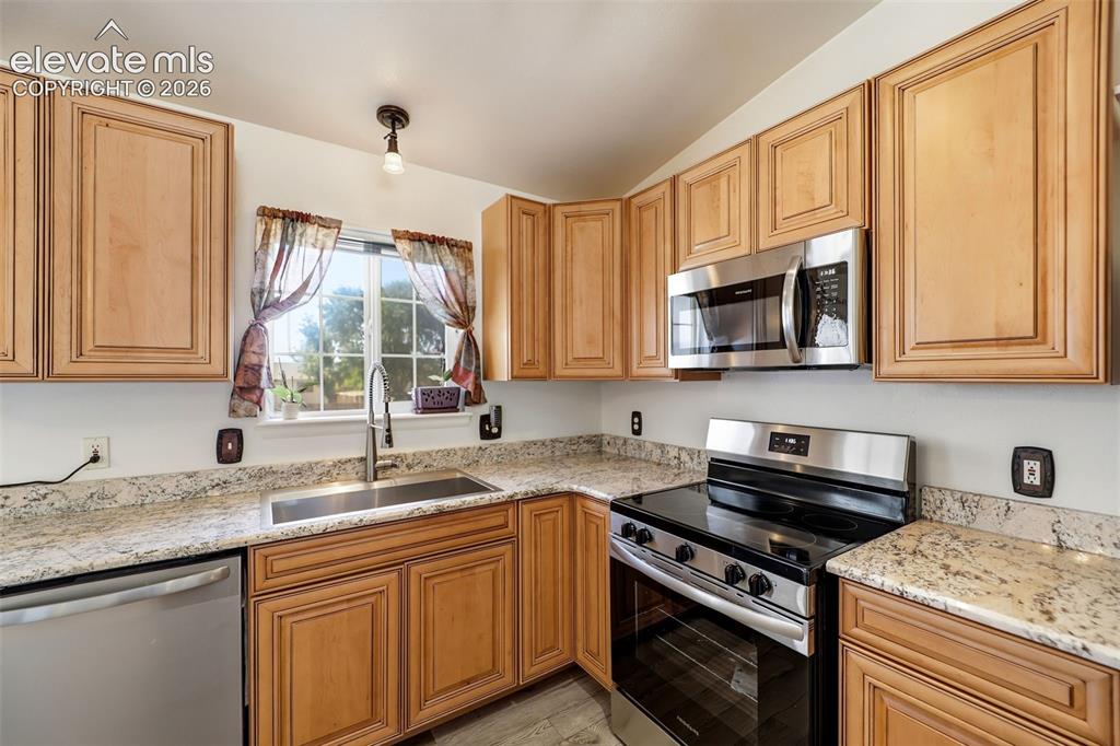 Image 11 of 46: Kitchen