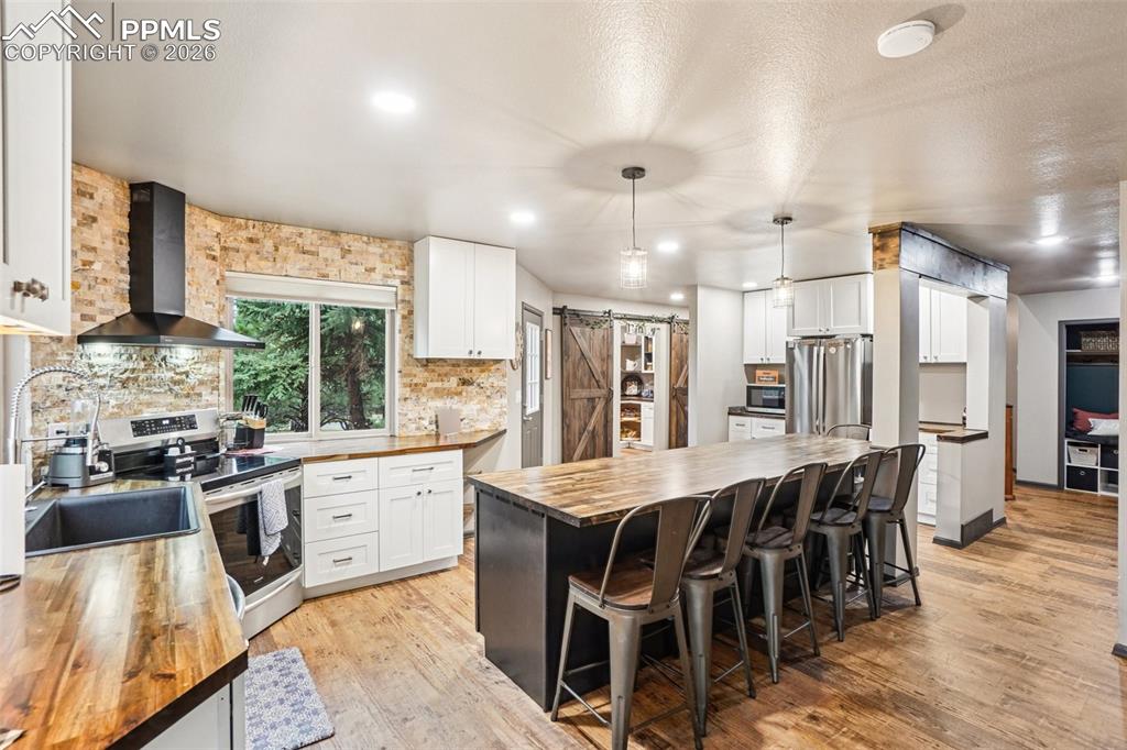 Image 10 of 49: Kitchen