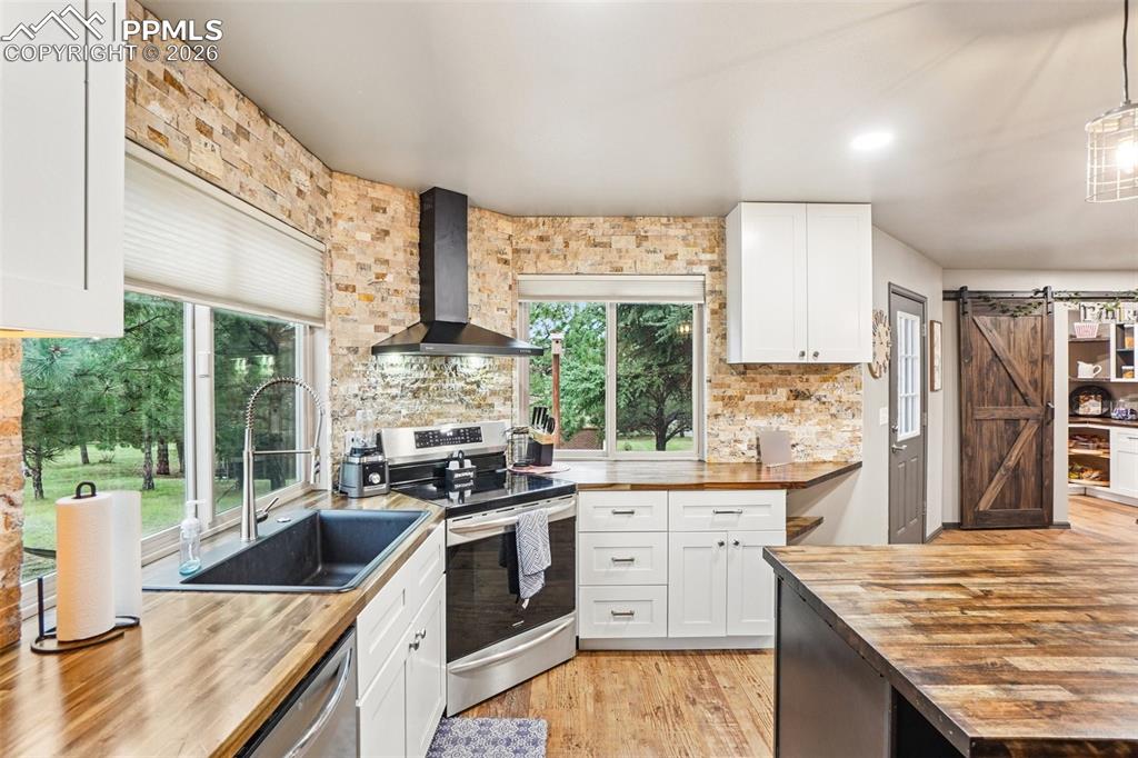 Image 11 of 49: Kitchen