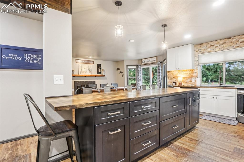 Image 14 of 49: Kitchen