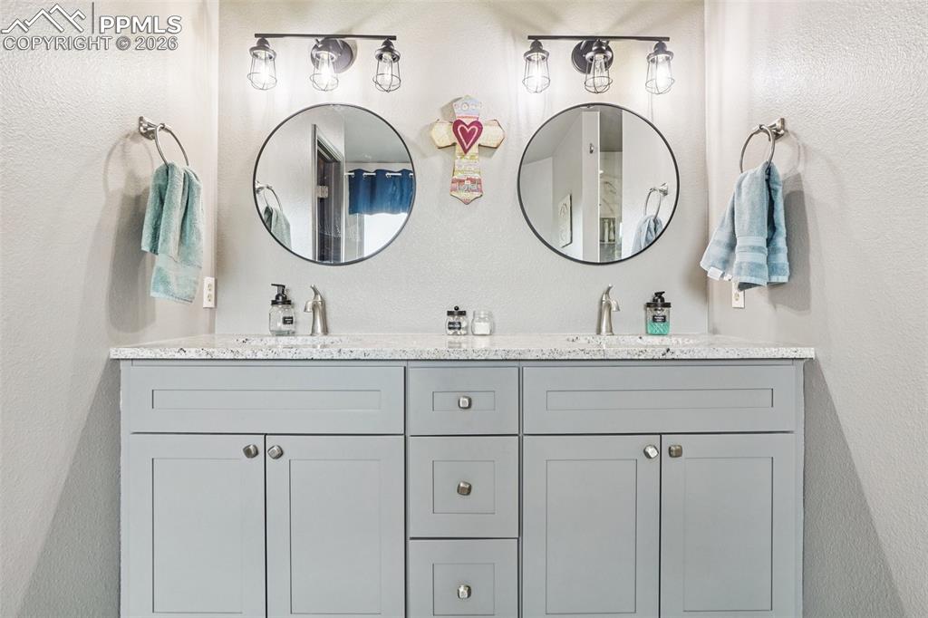 Image 31 of 49: Bathroom