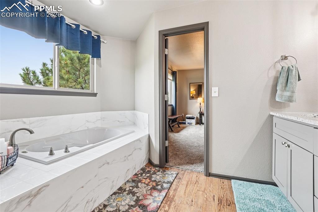 Image 32 of 49: Bathroom