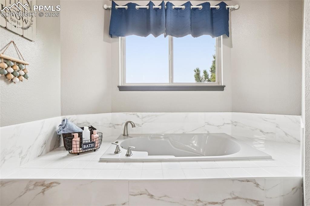 Image 34 of 49: Bathroom