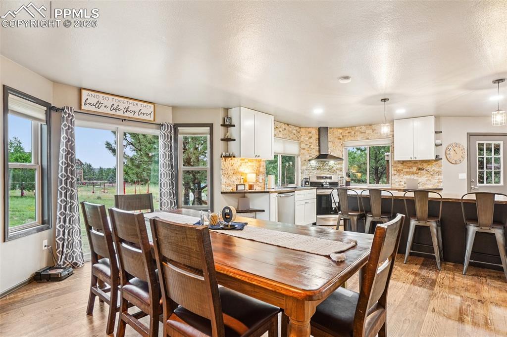 Image 8 of 49: Dining Area