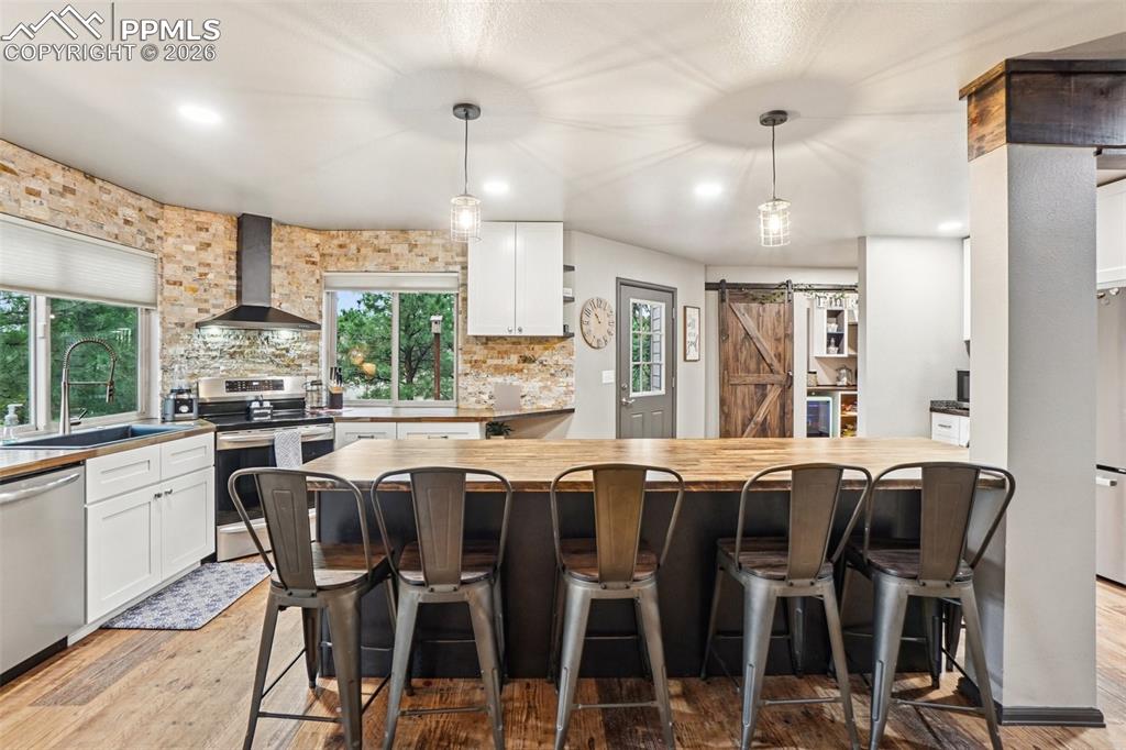 Image 9 of 49: Kitchen