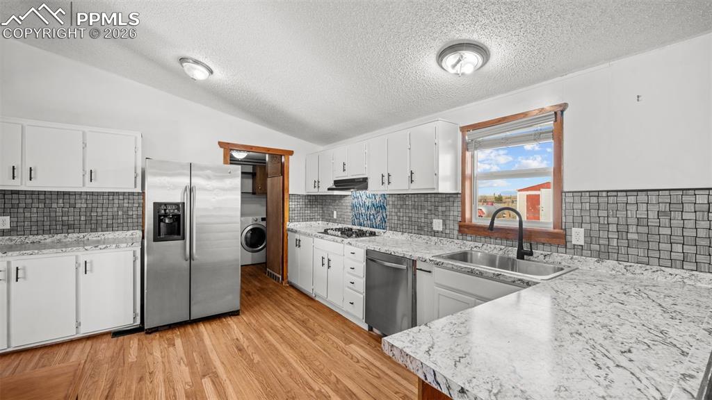 Image 11 of 42: Kitchen