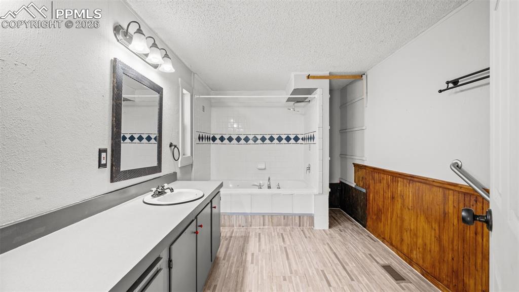 Image 23 of 42: Bathroom