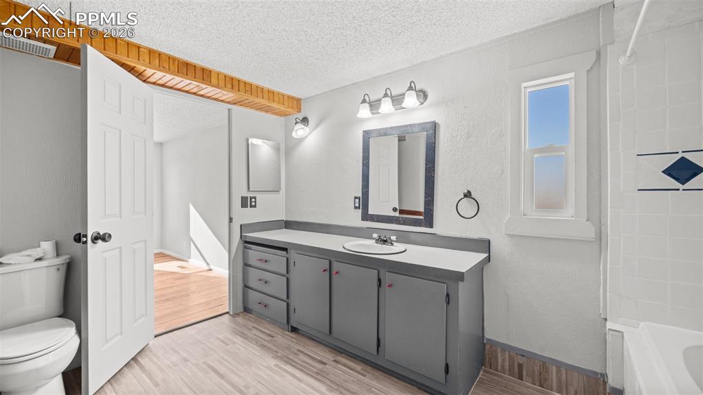 Image 24 of 42: Bathroom