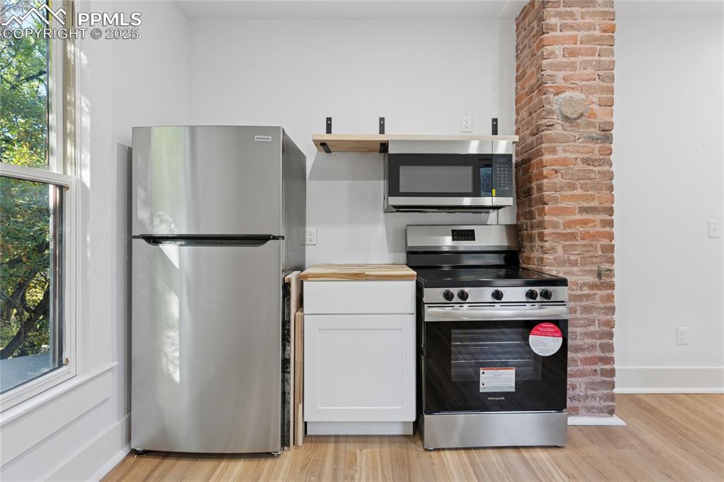 Image 25 of 49: 2nd-floor flat kitchen