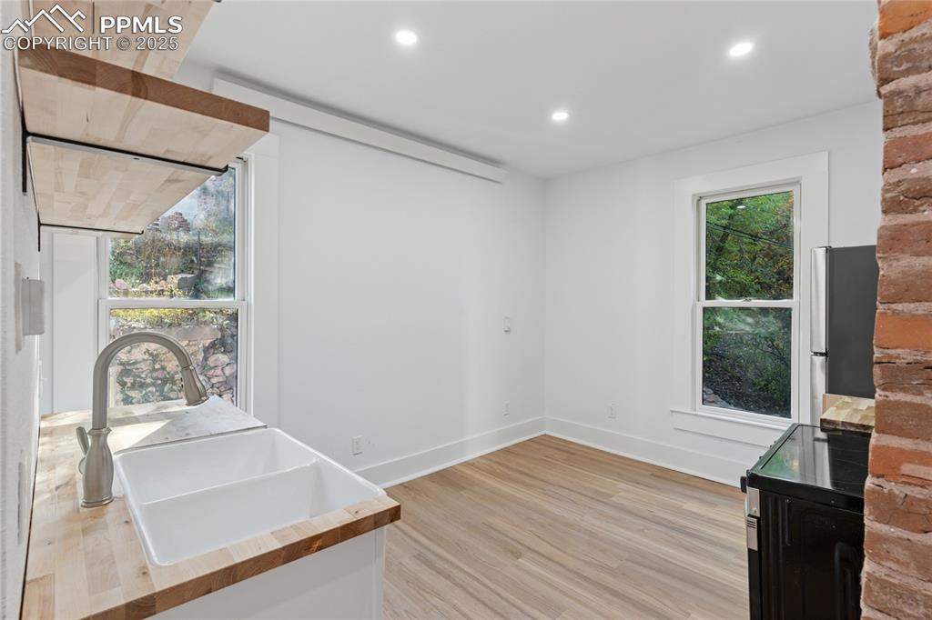 Image 27 of 49: 2nd-floor flat kitchen with eating area
