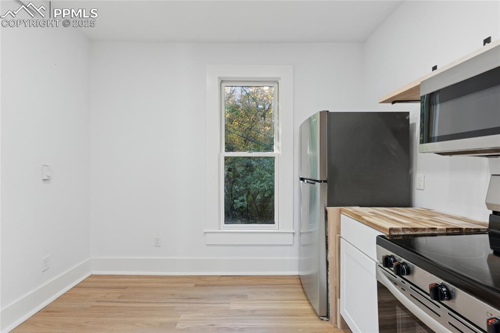 Image 28 of 49: 2nd-floor flat kitchen with eating area
