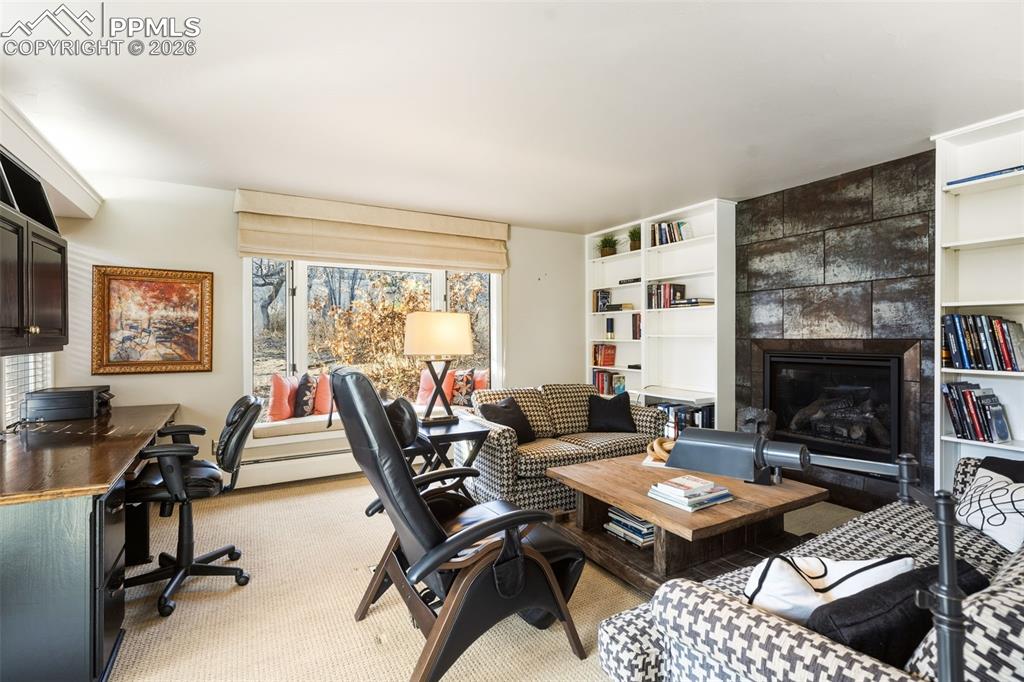 Image 18 of 50: Office