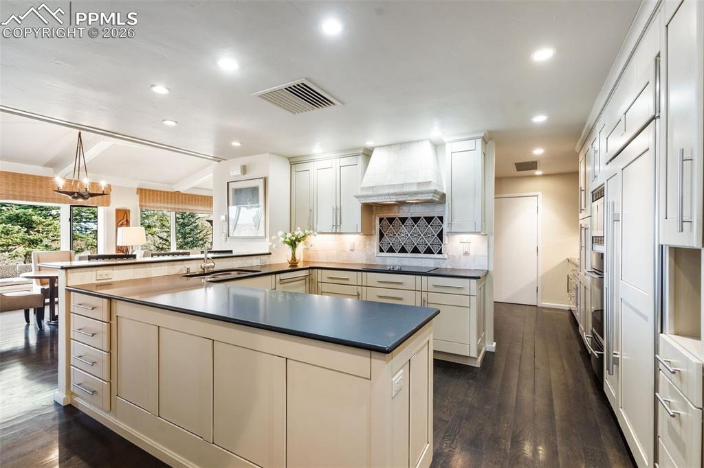 Image 22 of 50: Kitchen