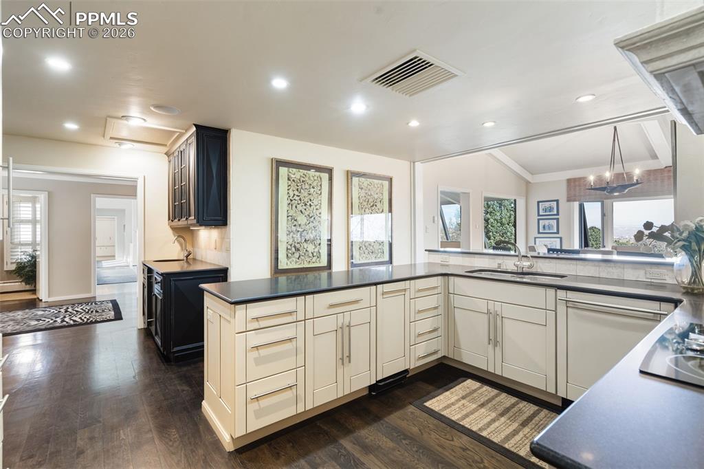 Image 23 of 50: Kitchen