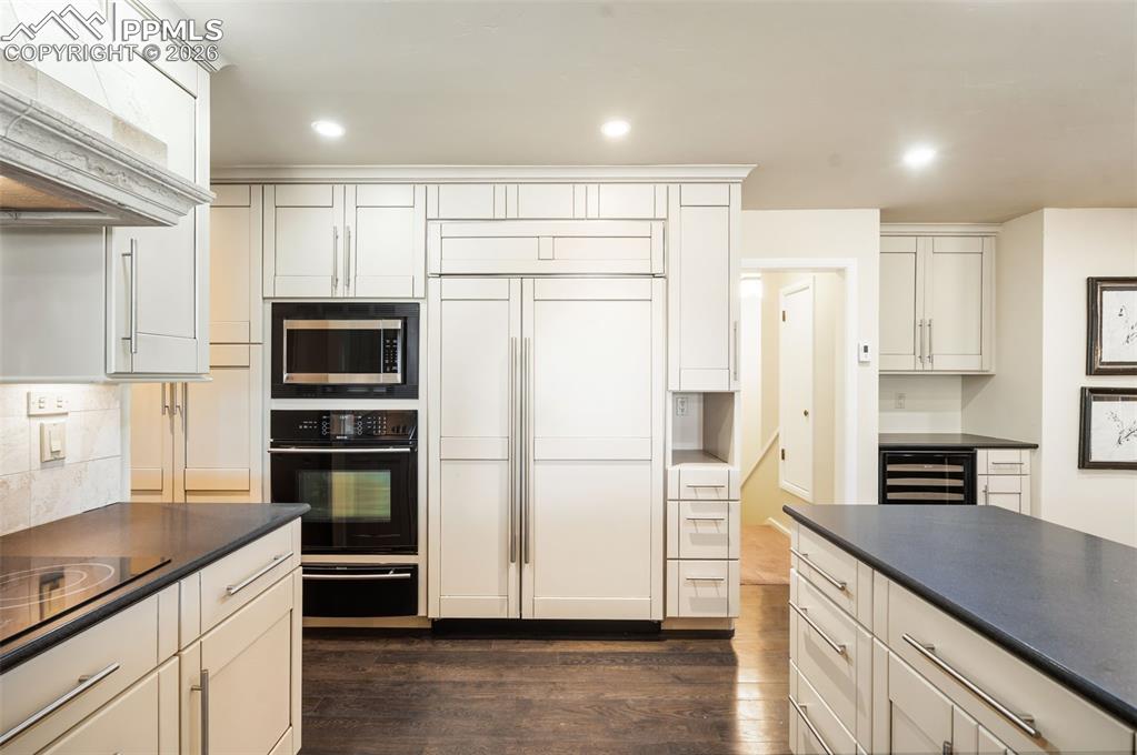 Image 25 of 50: Kitchen