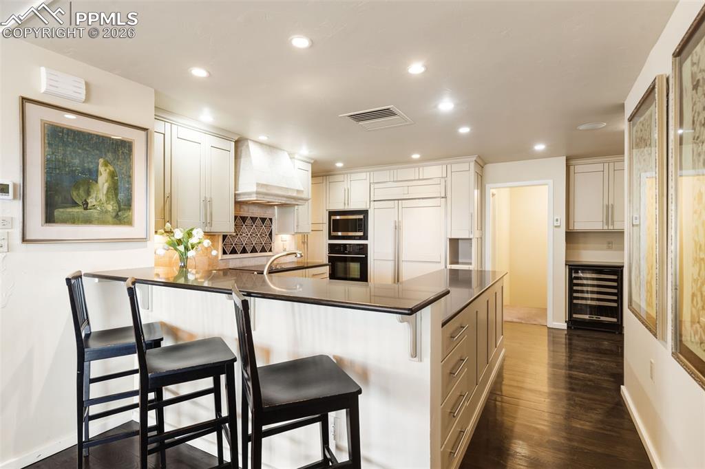 Image 26 of 50: Kitchen