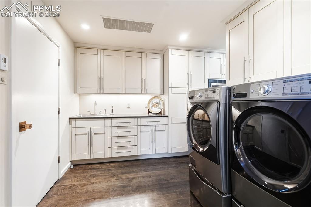 Image 28 of 50: Laundry