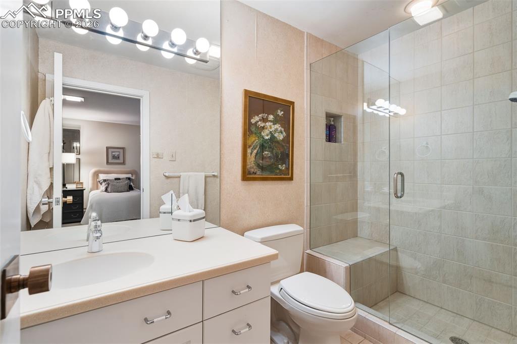 Image 31 of 50: Bathroom