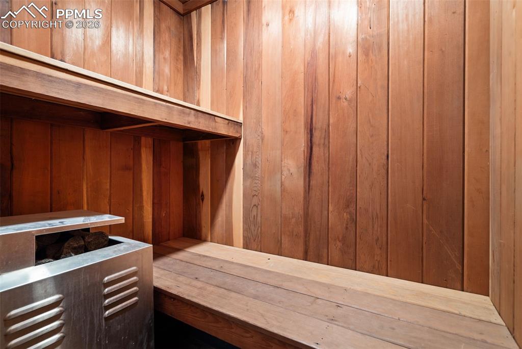 Image 34 of 50: Sauna