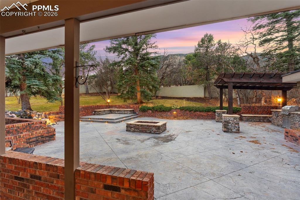 Image 41 of 50: Patio