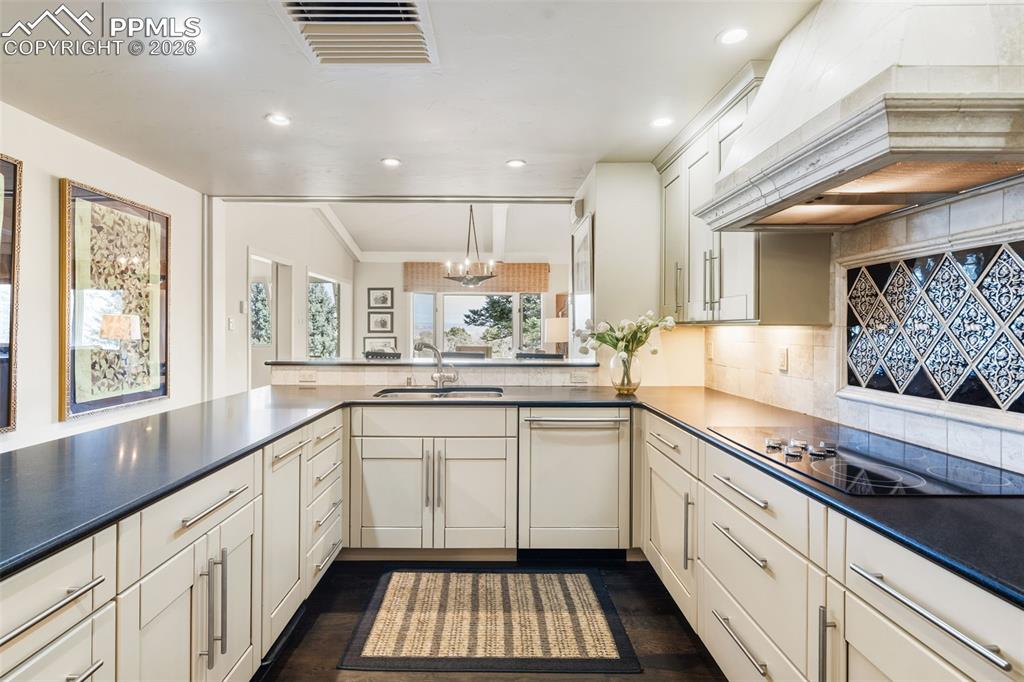 Image 9 of 50: Kitchen