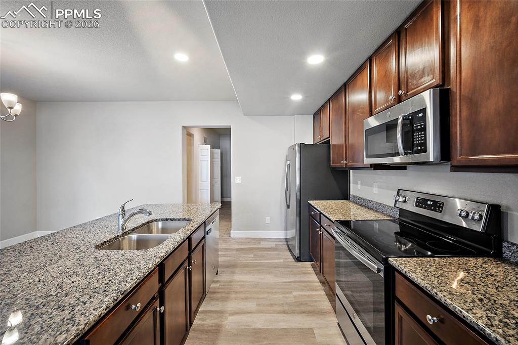 Image 12 of 32: Kitchen