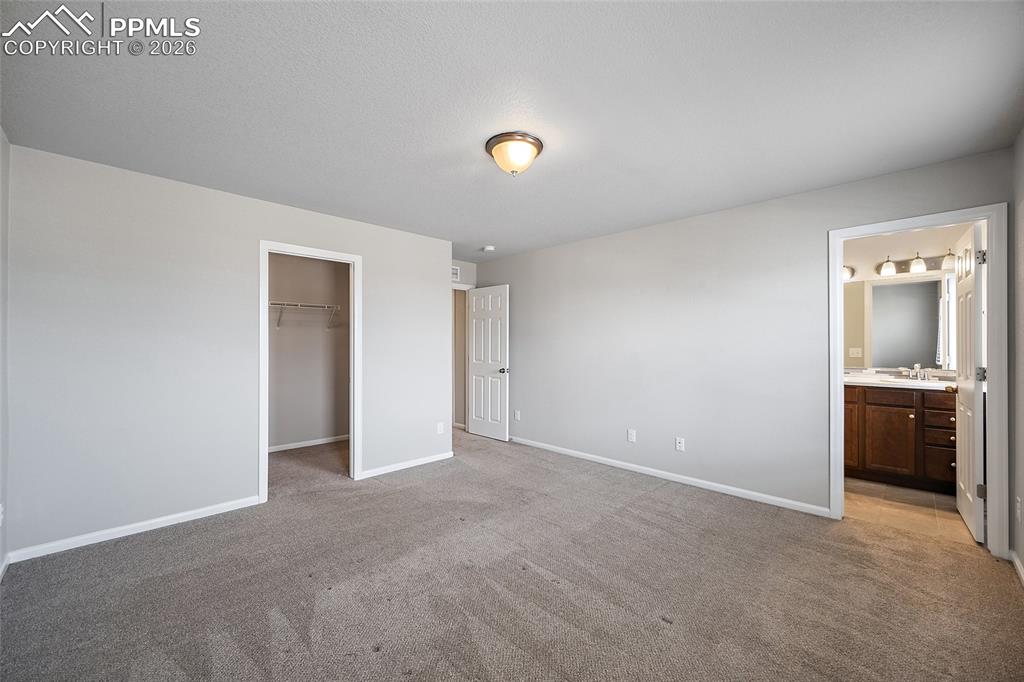 Image 21 of 32: Bedroom