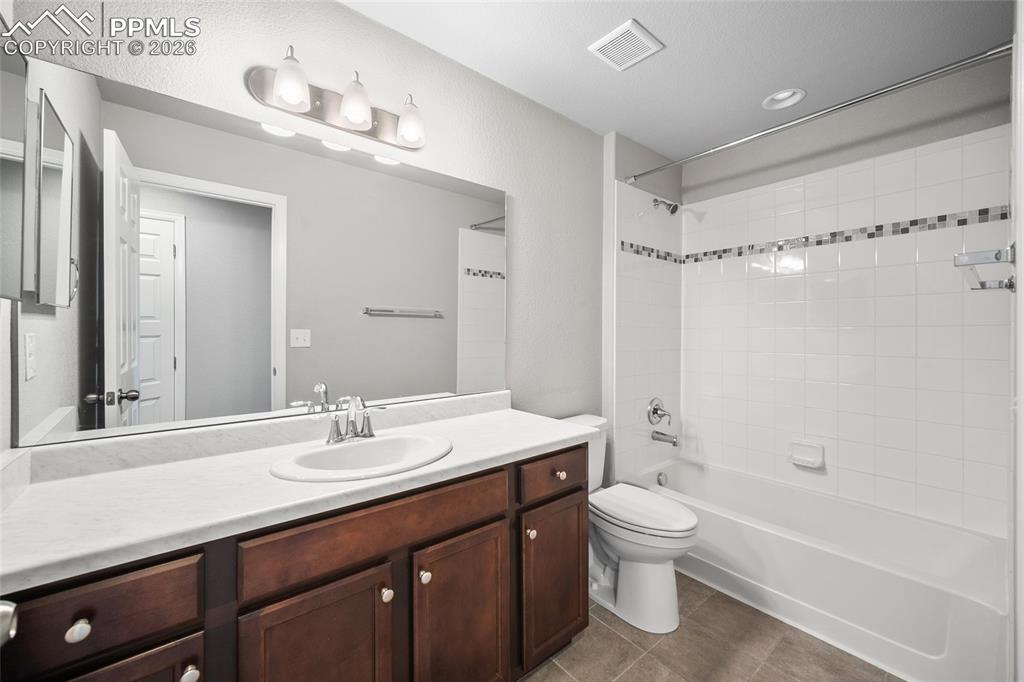 Image 22 of 32: Bathroom