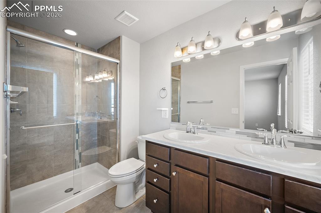 Image 23 of 32: Bathroom