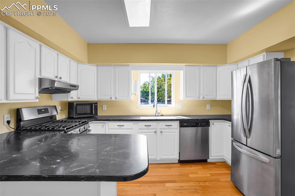 Image 18 of 39: Kitchen