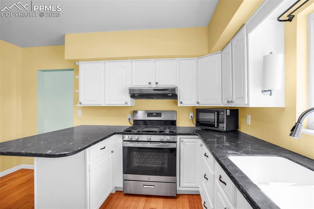 Image 20 of 39: Kitchen