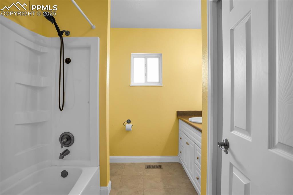 Image 23 of 39: Bathroom