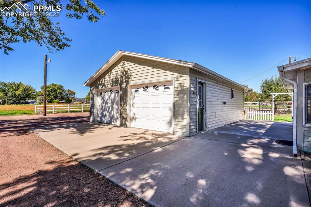 Image 37 of 39: Garage