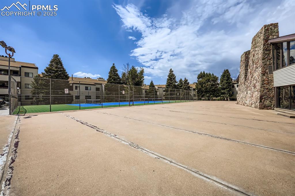 Image 17 of 17: Tennis/Pickleball courts