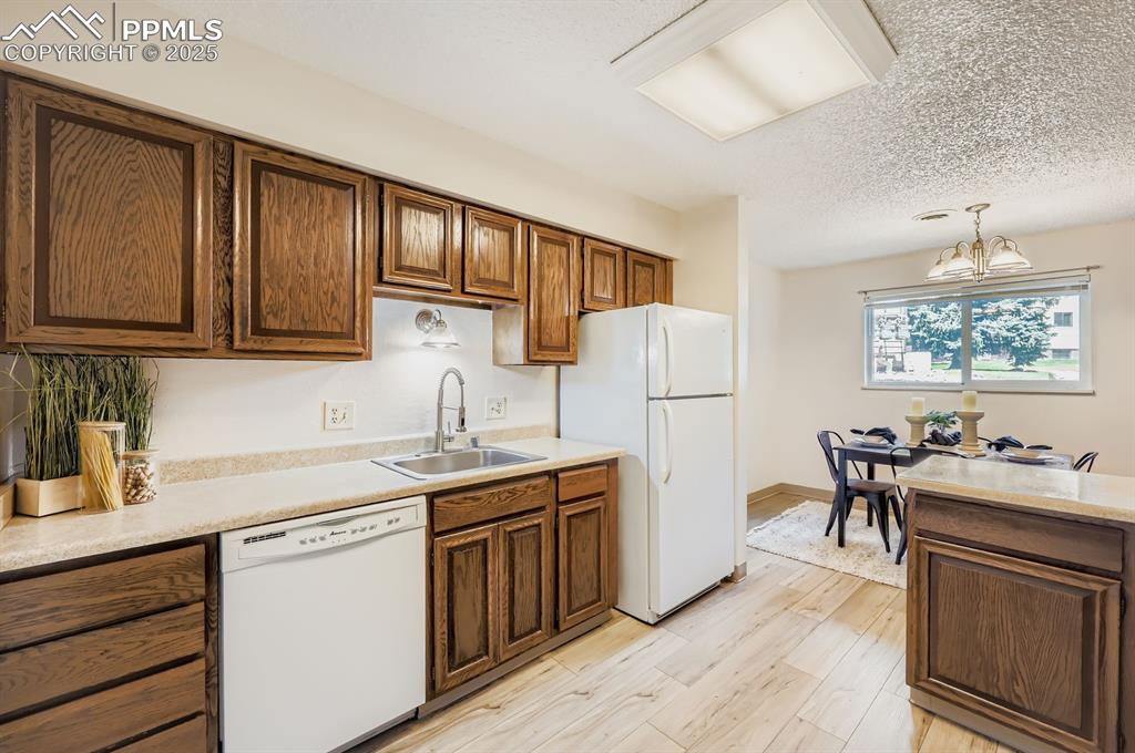 Image 3 of 17: Kitchen