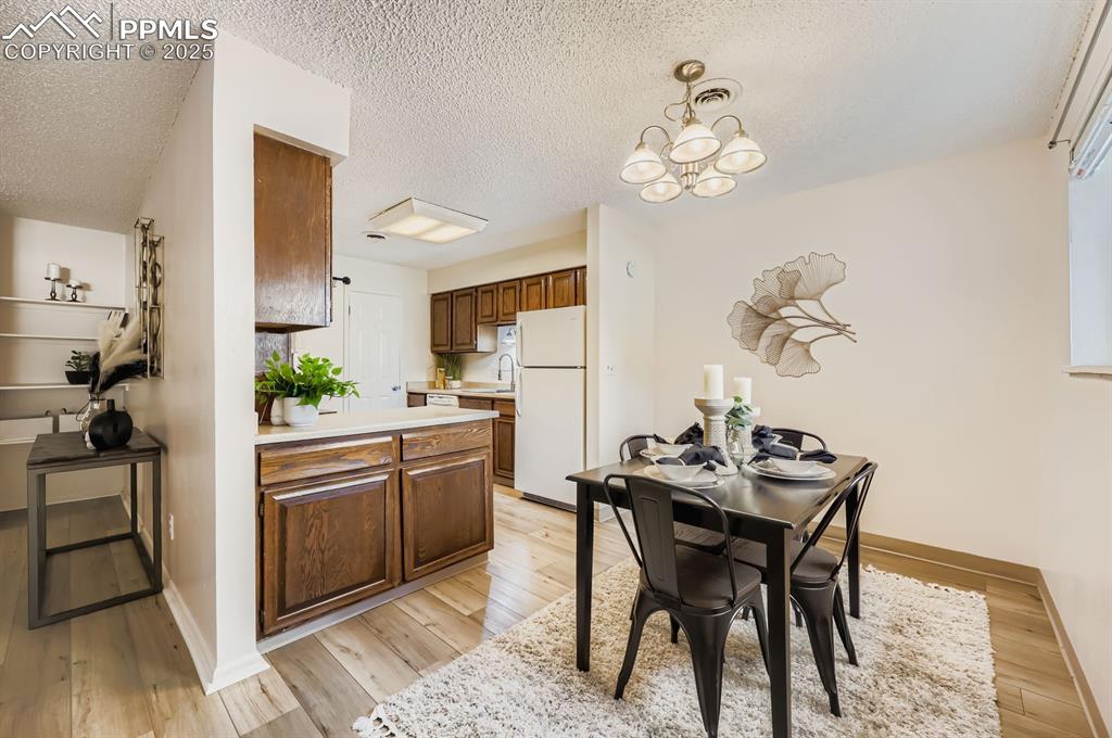 Image 4 of 17: Dining Area