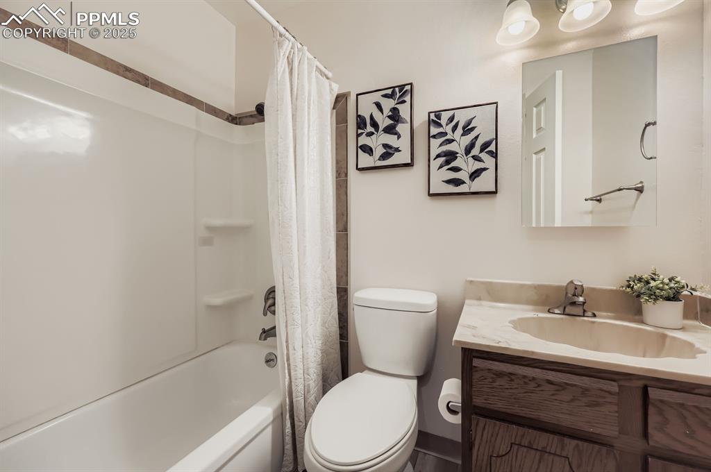 Image 9 of 17: Bathroom
