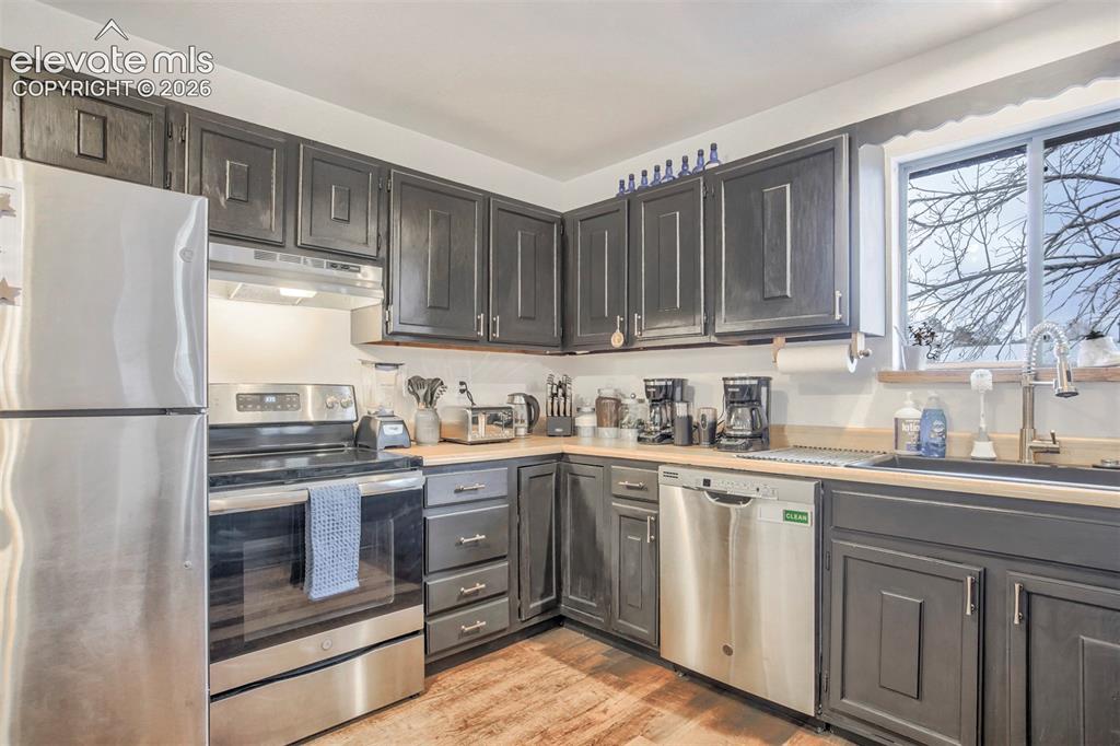 Image 10 of 50: Kitchen
