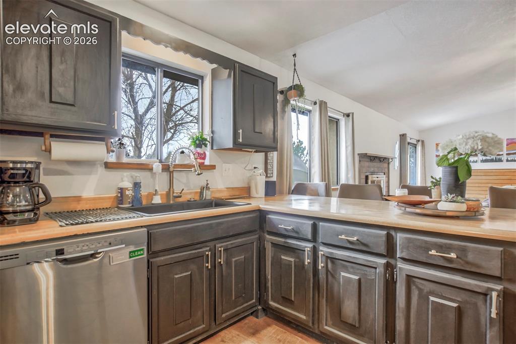 Image 11 of 50: Kitchen