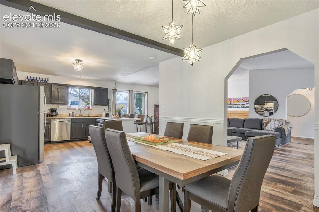 Image 14 of 50: Dining Area