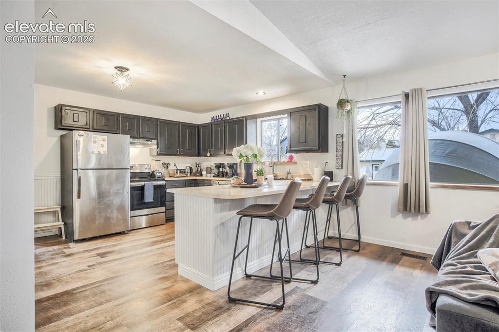 Image 9 of 50: Kitchen